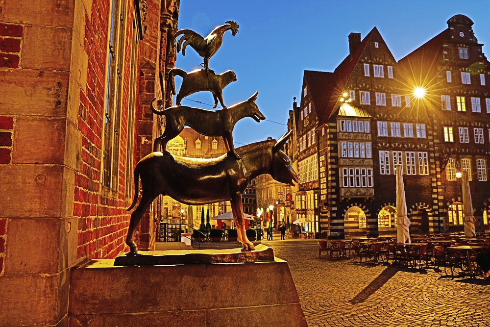 Die Statue der Bremer Stadtmusikanten bei Nacht