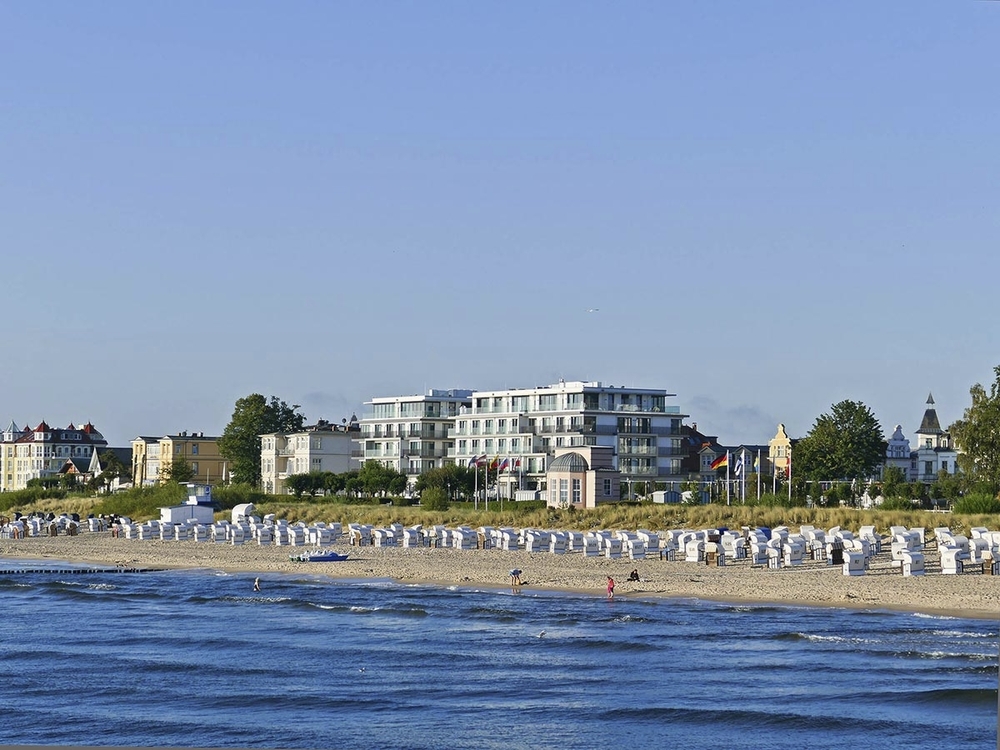 Außenansicht des SEETELHOTEL Kaiserstrand Beachhotel Bansin Mitte mit Strand