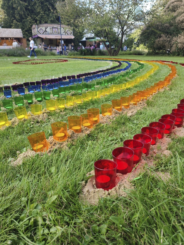 bunte Teelichter im Rasen beim Lichterfest