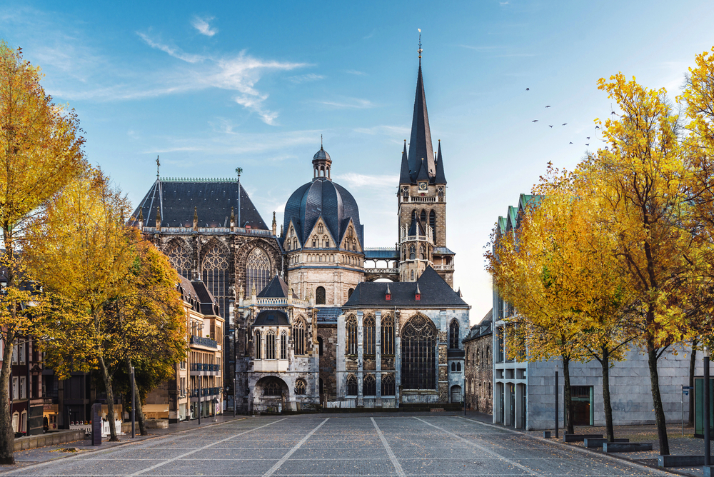 Deutscher Dom in Aachen im Herbst