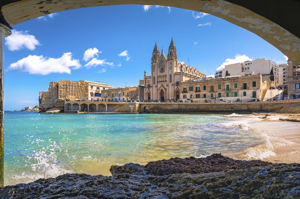 Küstenstadt mit Kirche am Meer auf Malta