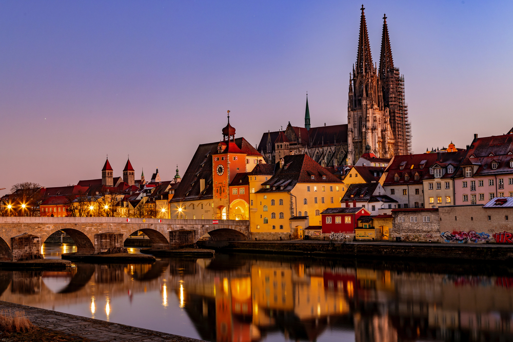 Blick über die Donau auf den Regensburger Dom und die Steinerne Brücke in Regensburg