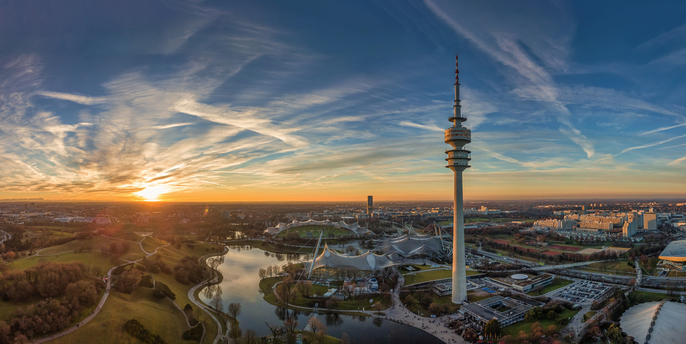 der Olympiapark in München als Luftaufnahme einer Drohne zum Sonnenuntergang im Herzen von München