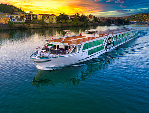 Kreuzfahrtschiff auf Fluss