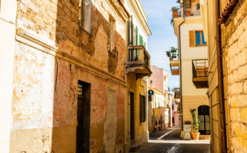 Gasse in der Altstadt von Olbia