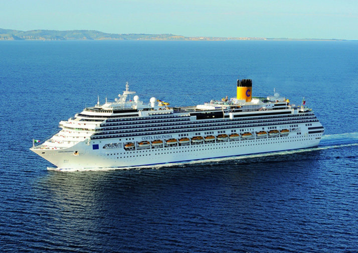 Außenansicht der Costa Fascinosa auf dem Meer