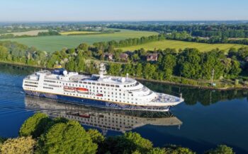 Außenansicht der MS Hamburg im Hamburg-Kiel-Kanal