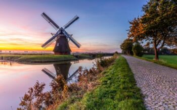 Windmühle in Holland bei Sonnenuntergang